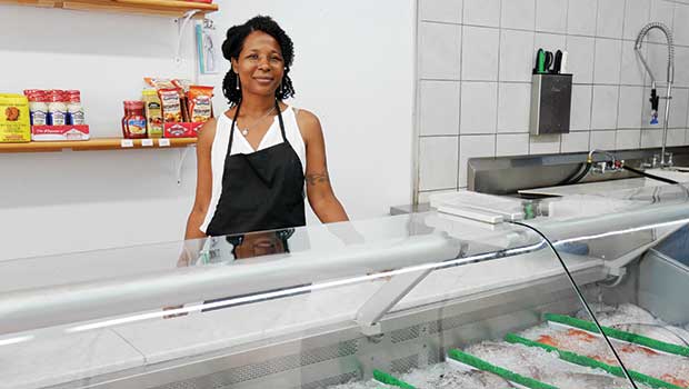 Teacher-entrepreneur serves up fish in Uphams Corner Teacher-entrepreneur serves up fish in Uphams Corner