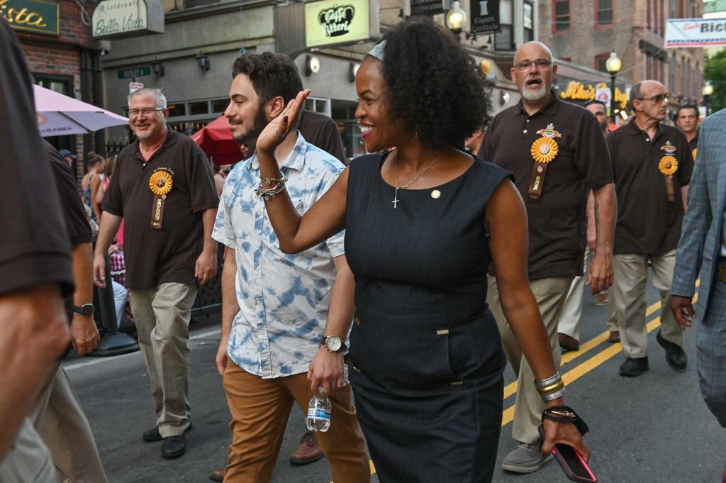 Voters split on mayoral candidates Voters split on mayoral candidates